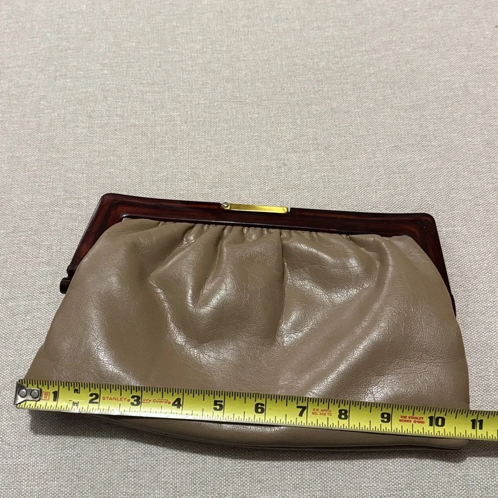 Gorgeous Vintage Clutch-Faux Leather-Lucite Trim in Brown-Gold Tone Metal Close - Picture 13 of 16